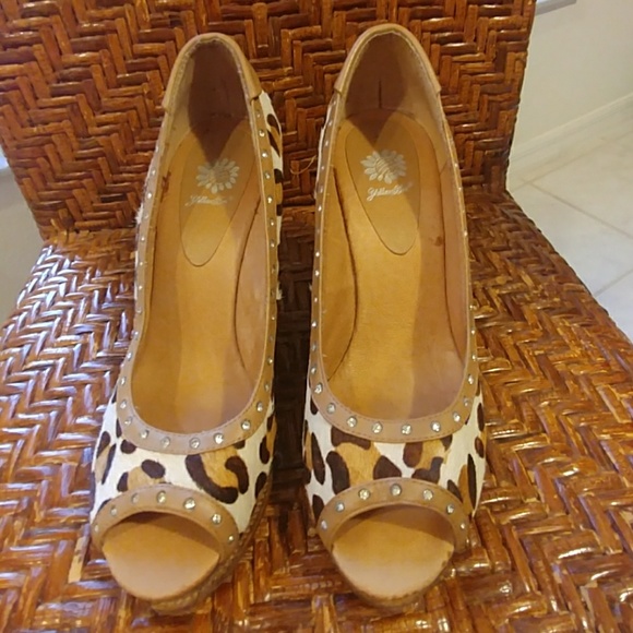 yellow box leopard wedge